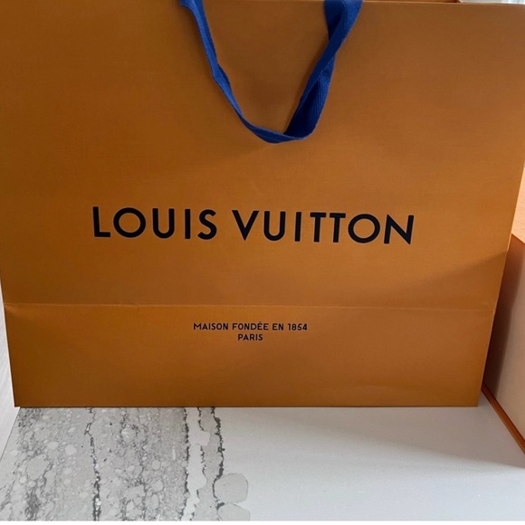 Louis Vuitton Large Gift Box with Magnetic Close & Empty Gift Bag. Exc cond. - Picture 2 of 10